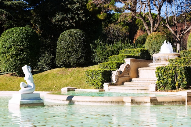 fuente-parque-palacio-real-pedralbes_1398-4394